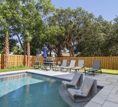 Pool with in pool seating and umbrella for pool and picnic table