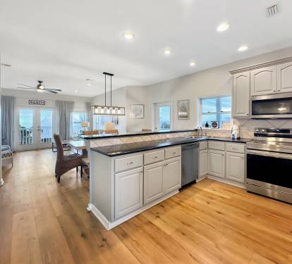Kitchen with everything you need to eat in!