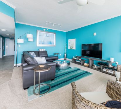 I love the blue walls, brings the beautiful emerald water inside!