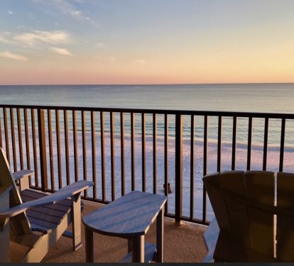 Low 4th Floor/Right on the Sand!