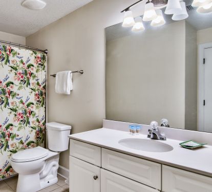 Full bathroom with access to Guest room and Living Room