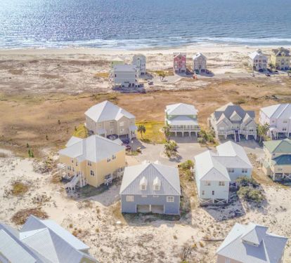 3 minute walk to the beach, parking by beach too