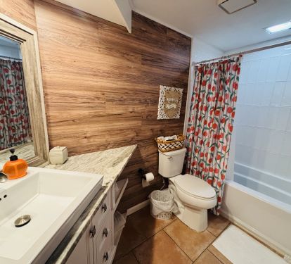 Orange you glad the guest bath has tub with a tile surround?