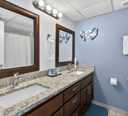 Queen Beds Bathroom
