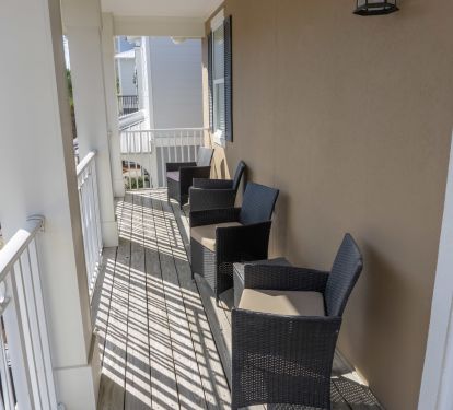 outdoor porch off upstairs queen master suite
