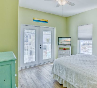Queen Bedroom (French door to Back Balcony)