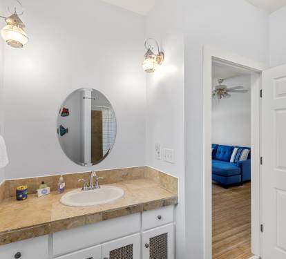 Full bathroom in the upper level 