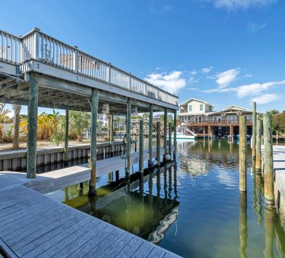 Yellowfin Boat House w/3 Boat Slips _1
