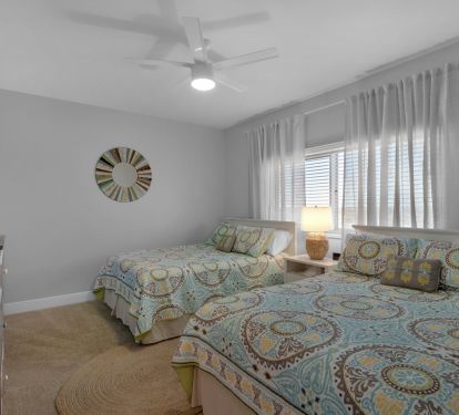 Guest room with 2 Queen beds