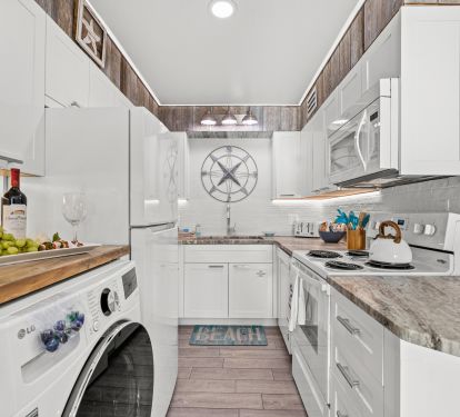 Fully remodeled and equipped kitchen with a Coastal/shabby decor