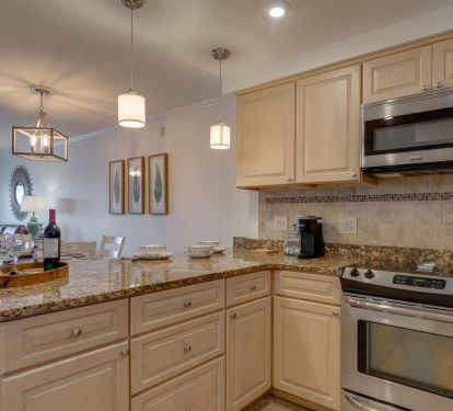 KITCHEN AND BREAKFAST BAR 