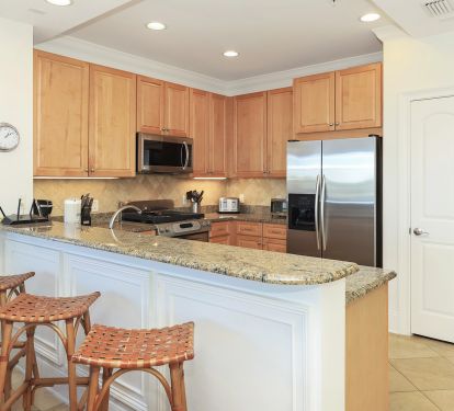 Full kitchen with granite counter tops and stainless steel appliances+ice maker!