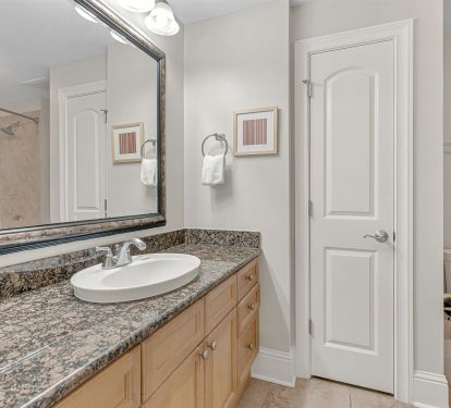 Clean and convenient bathroom with full amenities