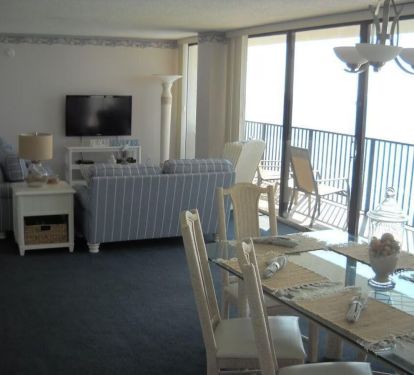 SPACIOUS LIVING AREA WITH LARGE SMART TV AND COX CABLE