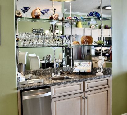 full wet bar with icemaker.. wonderful for the beach
