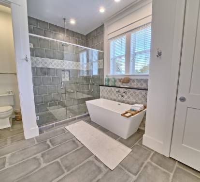 2ND FLOOR KING ROOM BATHROOM
