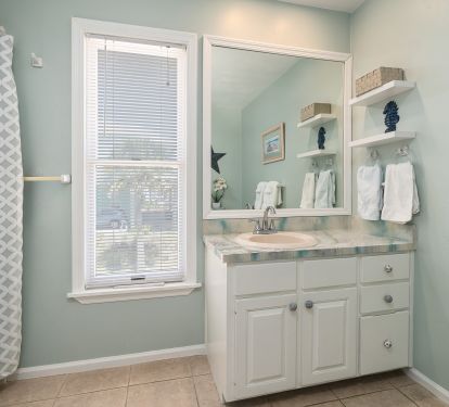 Main level bathroom shared by main level king and queen bedrooms