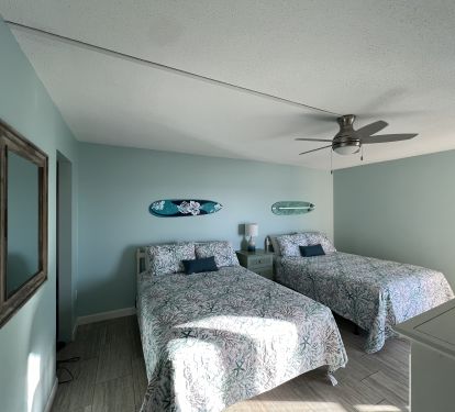 Large 2nd Bedroom w/2 Queens Beds