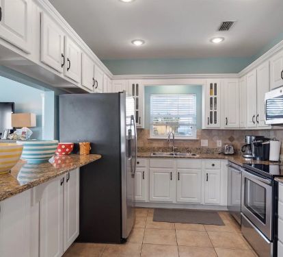 Can you imagine cooking in this fully equipped kitchen