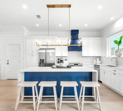 Nautilus-14 features a beautiful quartz island seating for grab-and-go meals so that your family can make quick work of getting to the beach!