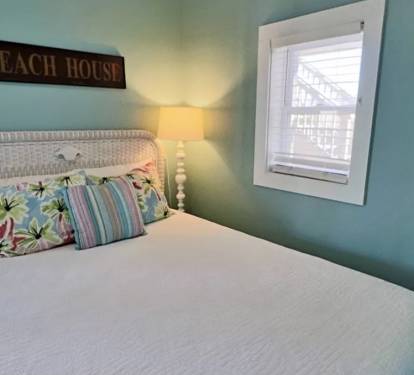 Ground Floor Queen apartment w minifridge, tv and ensuite bath w/ shower
