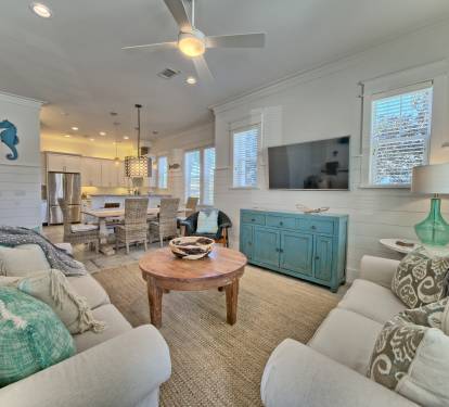 BEAUTIFUL 1ST FLOOR LIVING SPACE RIGHT OFF THE KITCHEN