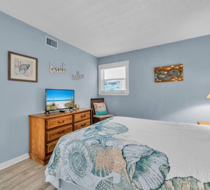 Queen bed in 2nd bedroom with SMART TV!