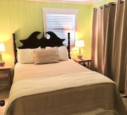 Guest room 3 - queen bed