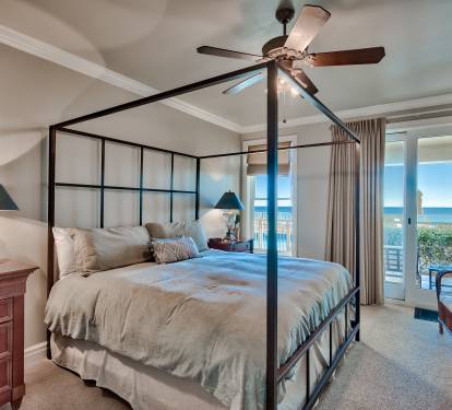 MASTER BEDROOM KINGSIZE BED