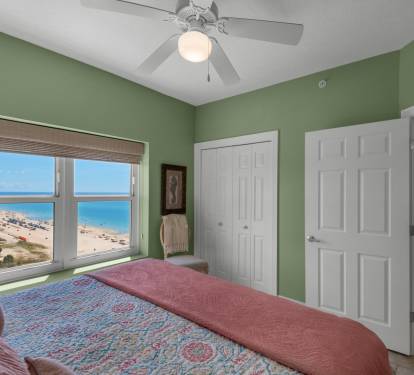 Middle beroom Suite - King bed &amp; view of Gulf Coast