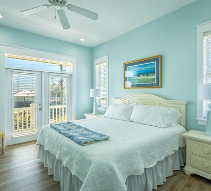 MASTER BR W/ K BED---TOP FLOOR