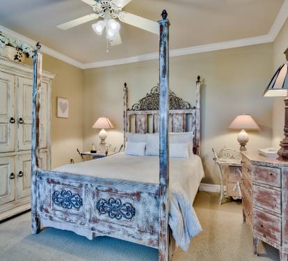 THIRD BEDROOM QUEEN SIZE BED