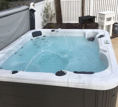 5 person Hot Tub w/ temp up to 104 degrees!
