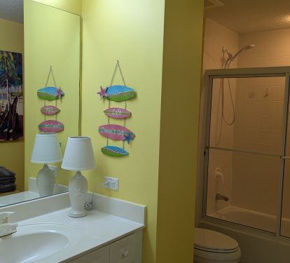 Cheerful Tub/Shower for the Front Bedroom