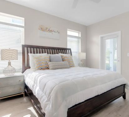 Splash-16...1st floor. Bedroom 1, photo 1. King suite with private full bath, private entrance and premium mattress.