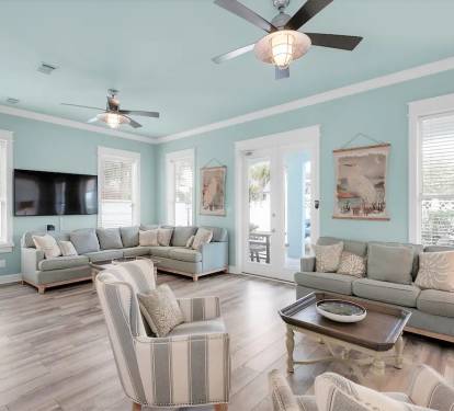 Seafoam-15 offers plenty of seating for your entire group, without cramping or crowding.