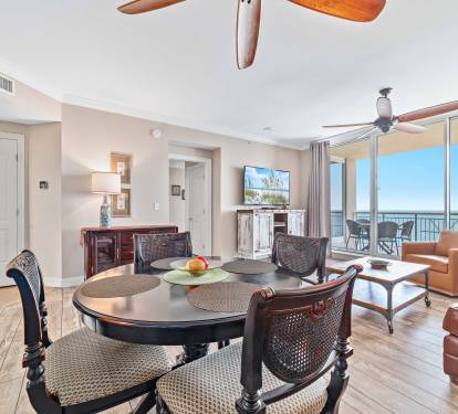 Dining for 4 (or 6 when using the extra leaf), overlooking the inviting Gulf