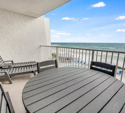 table for 4 plus two loungers!