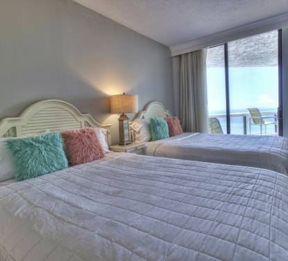 2nd Bedroom - 2 Queen Beds - 43" Flat Screen TV
