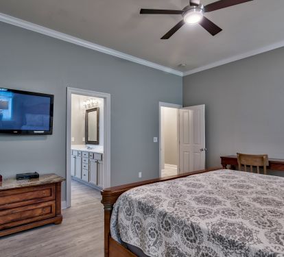 Bedroom #1 - 1st Flr King Mstr Suite with walk-in shower &amp; jacuzzi tub