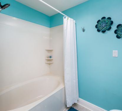 Primary bath has tub/shower combo with detachable shower head!