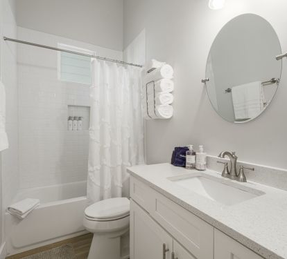 Bathroom-Shower/Tub combo-Shampoo/Conditioner/Body wash available for your stay