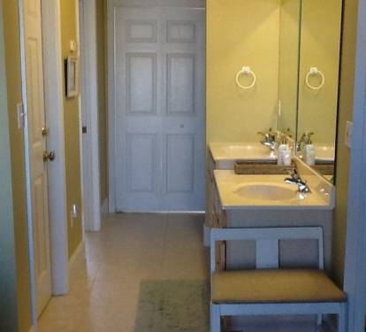 Master double sinks/washer dryer behind door