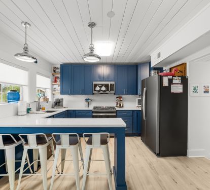 Fully stocked kitchen w/ quartz counters &amp; stainless appliances