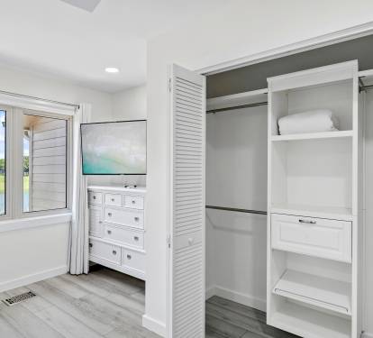 Walk-in closet in MBR