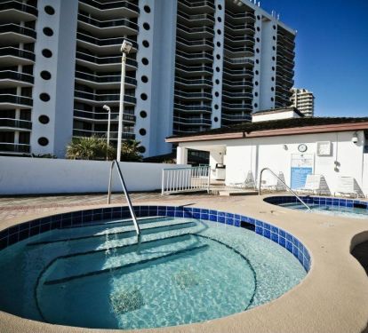 The 2 large hot tubs are fabulous year round!