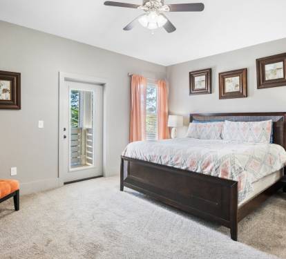 King suite with private bathroom and balcony access