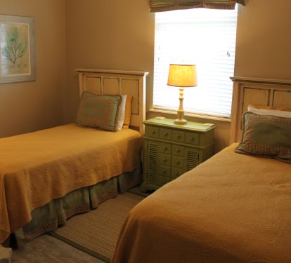 Twin bedroom: even these are Serta Perfect Sleepers