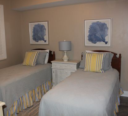 Twin bedroom: even these are Serta Perfect Sleepers