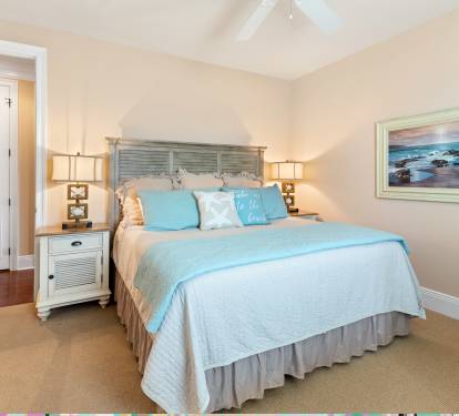 2nd floor king suite with en suite bathroom